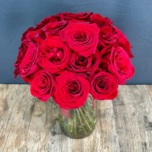 Lade das Bild in den Galerie-Viewer, French Pavé Two Dozen Roses - The Blooming Idea