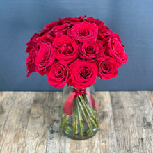 Lade das Bild in den Galerie-Viewer, French Pavé Two Dozen Roses - The Blooming Idea